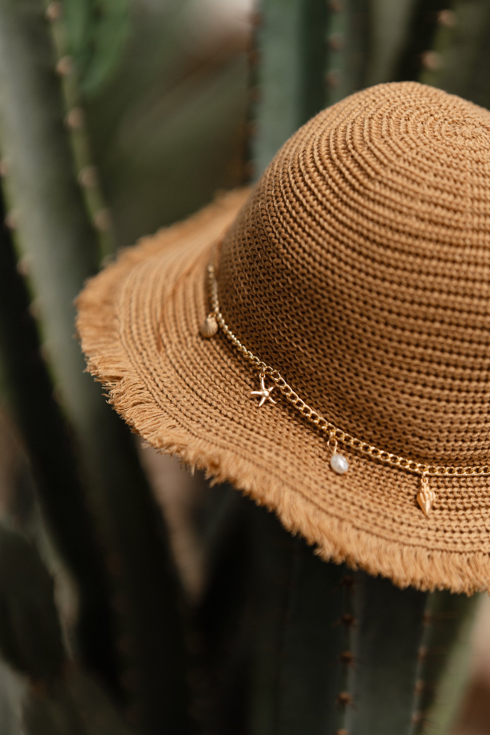 Straw hat with chain detail on cactus